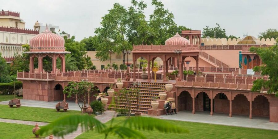 Jaipur: Chokhi Dhani with Private Transportation and Dinner - Live instrumental music and village activities