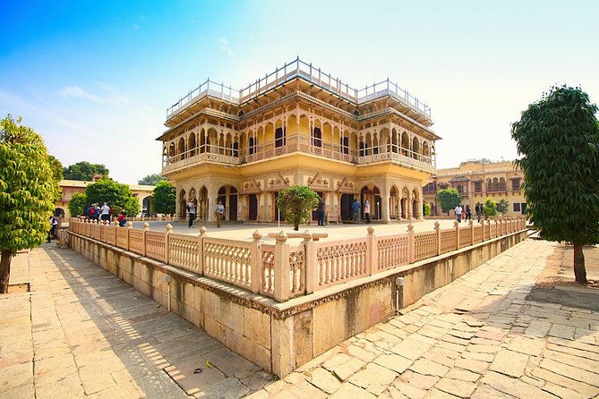 Jaipur City Palace, Hawa Mahal & Jantar Mantar Private Tour - Hawa Mahal in an hour: what to look for besides the façade