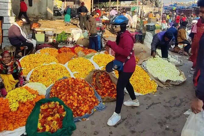 Jaipur Cultural Cycling Tour - Stop 1: Fateh Tibba and the Adarsh Nagar shift from royal land to suburb