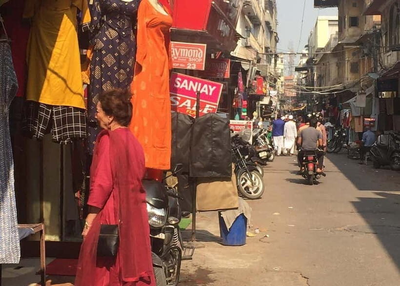 Jaipur: Guided History Walking Tour with Food Tasting - Badi Chaupar: The Plaza Stop That Explains Market Life