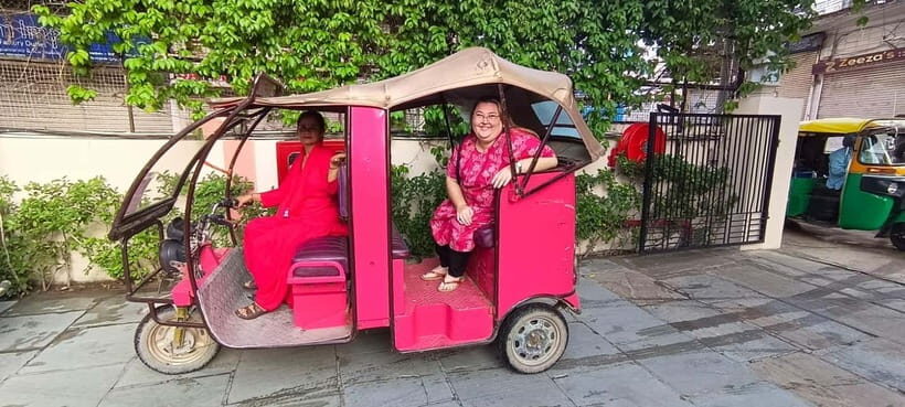 Jaipur Half-Day City Tour By E-Rickshaw with Female Driver - Hotel pickup and how the “private” part plays out
