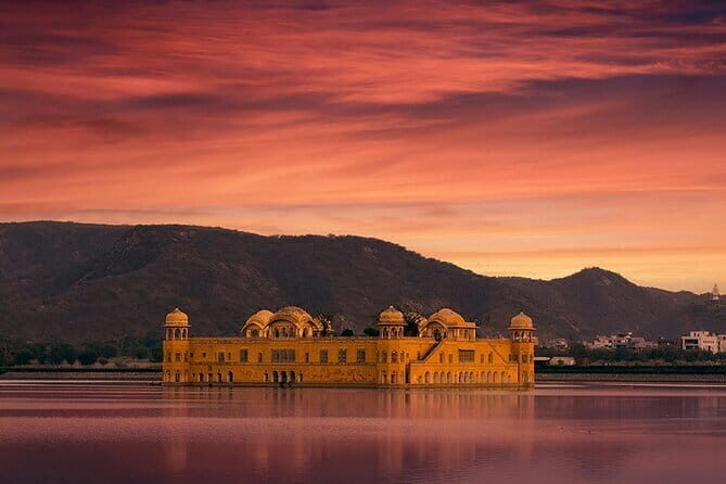Jaipur: Private Full-Day City Sightseeing with Pick-Up & Drop off - City Palace: Rajput, Mughal, and European Details in One Residence