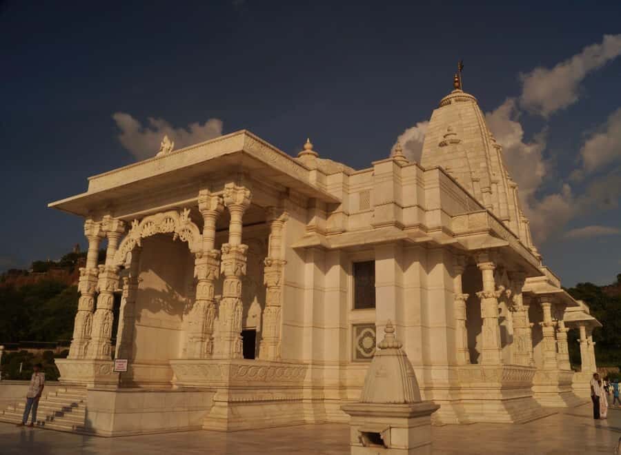 Jaipur: Private PinkCity & Stepwell Heritage Tour with Guide - Royal Gaitor Tumbas: Temples and Memorials With Real Gravitas