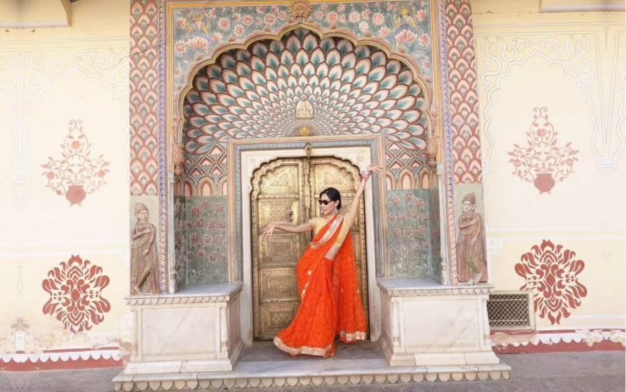 Jaipur: Private Tour for Instagram and Photography Lovers - City Palace and Gaitor Ki Chhatriyan: royal walls and carved stone