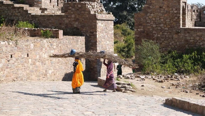 Jaipur: Same-Day Bhangarh Fort & Chand Baori Stepwell Tour - Abhaneri Village and the Optional Art & Craft Stop