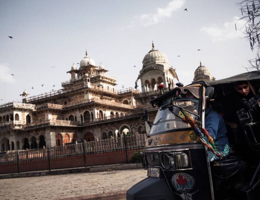 Jaipur Sightseeing by Tuk-Tuk: Temples, Palaces & Markets - Hawa Mahal Windows: Seeing Without Being Seen