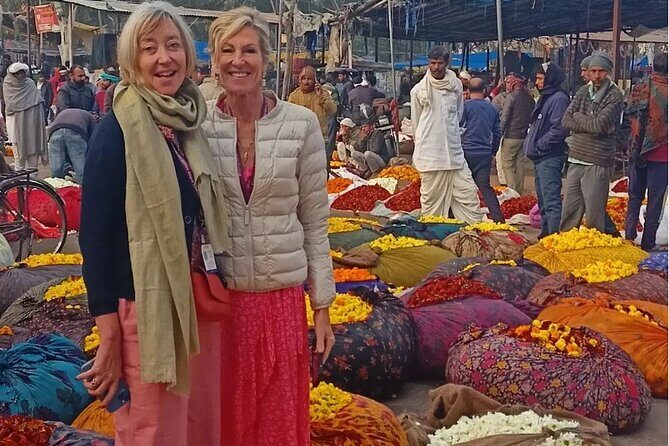 Jaipur Sunrise Tour with Morning Flower Market Walk - Royal Gaitor Tumbas: Hindu-Mughal style in a short, rewarding pause