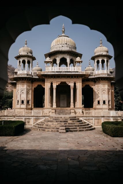 Jaipur: Temple Tour - Gaitor Ki Chhatriyan and Garh Ganesh Mandir: Stone Stories and Quiet Time