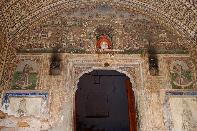 Jaipur@Twilight Guided Heritage City walk tour with Food Tasting - Maniharon ka Rasta: Lac Bangles and Bridal Jewelry in Twilight Light