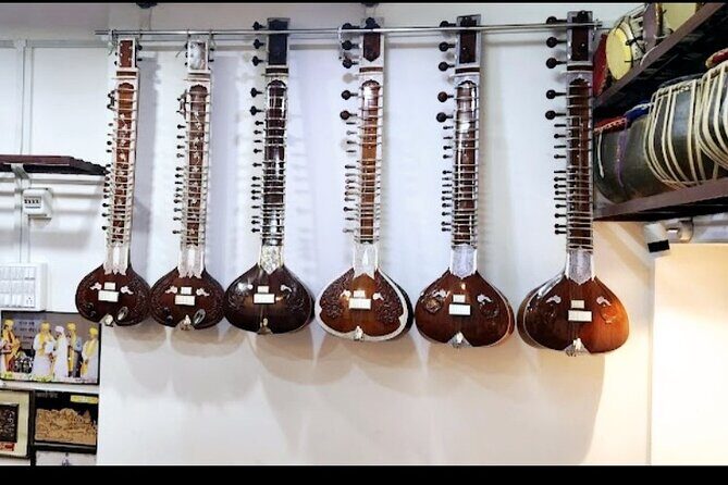 Learn to play a traditional indian instrument in Varanasi! - Suraj’s Teaching Style and the Advantage of Real Credentials