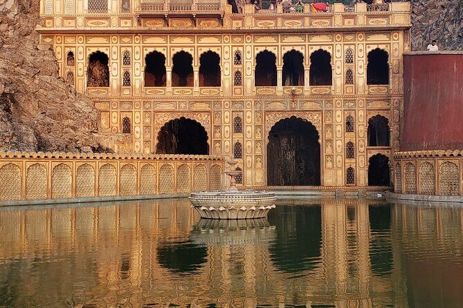 Local breakfast & full city tour by TukTuk - The main monument loop: Hawa Mahal to Amber Fort