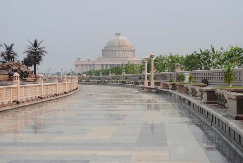 Lucknow: Private Day Tour with Lunch and Hotel Pickup - Markets time: Aminabad (and what to buy without getting lost)