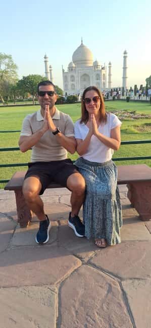 Luxury train tour from Delhi to Agra - Lunch and Agra markets: Mughlai flavor plus shopping reality