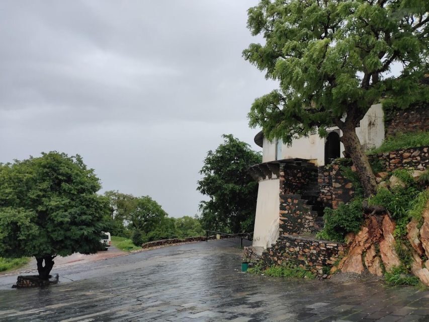 Monsoon Palace (Sajjangarh) E-bike Trail - Where the road gets interesting: off-road bits and traffic reality