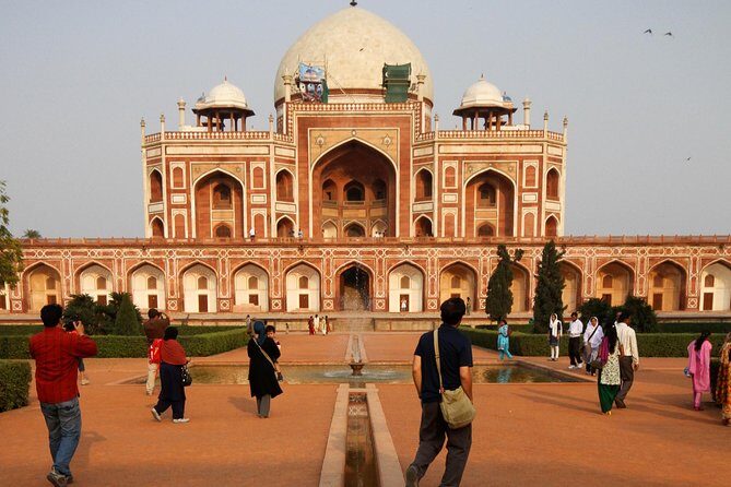 Mughal Heritage Tour Including Lodhi Garden, Humayun Tomb and Akshardham Temple - Stop 1: Sai Baba Temple and the power of a short visit