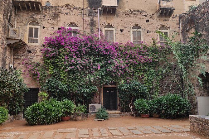 Neemrana Fort visit with Lunch From Delhi - Climbing into a fort-palace built in 14 tiers