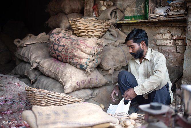 New Delhi Slum Walking Tour - The guide dynamic: Santan’s respectful style