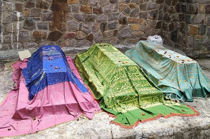 Nizamuddin Tour - Ghalib and Khusrau shrines: poetry you can feel in the streets