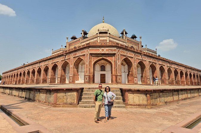 Old and New Delhi City Tour Full Day - Connaught Place: food break and shopping-friendly location