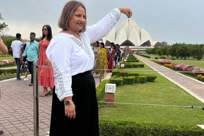 Old And New Delhi Private Guided Tour With Entrances- 8 Hours - Swaminarayan Akshardham and Lotus Temple: big faith architecture without the usual stress