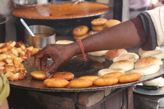 Old Delhi Morning - Fun, Food & Faith all inclusive private tour - Gurudwara Sis Ganj Sahib: calm service in the middle of the city noise