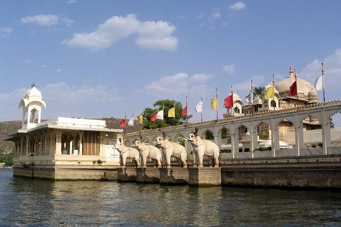 Private 7 Day Tour of Udaipur Chittorgarh Pushkar and Jaipur - Day 1 in Udaipur: Lake Pichola Boat Time and Market-Walk Energy