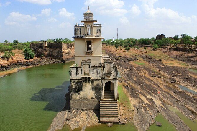 Private Chittorgarh Day Trip from Udaipur with Optional Guide - Vijay Stambha: Victory Monument With Built-In Photo Power