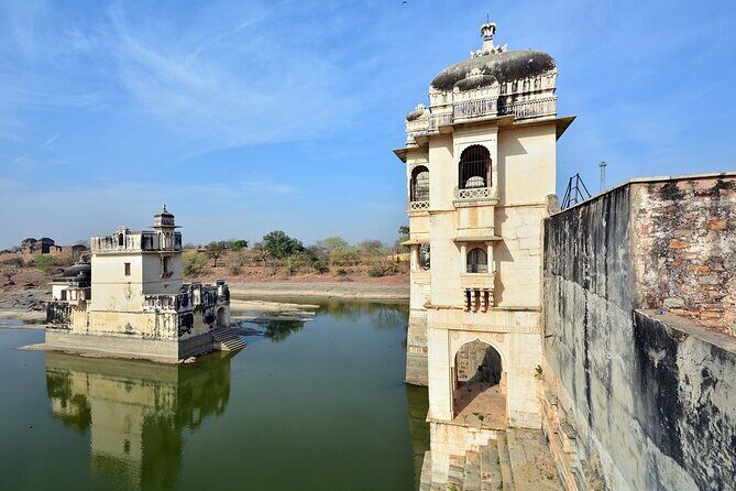 Private Chittorgarh Day Trip from Udaipur with Optional Guide - Kirti Stambh (Tower of Fame): A Short Stop With Meaning