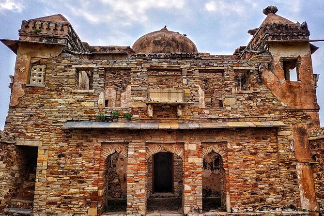 Private Chittorgarh Fort Day Tour with Guide, Lunch and Tickets - Padmini’s Palace: a royal residence with a heavy theme