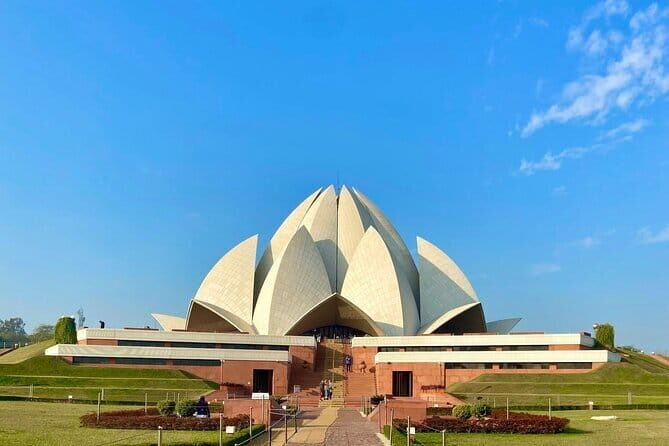 Private Customized Tour Of Old/New Delhi Spiritual Sites - Akshardham: modern temple design with gardens and exhibits