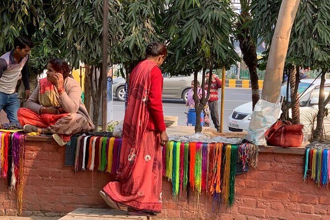 Private Delhi Tour: Lotus Temple, Qutub Minar and Dilli Haat - Souvenirs and small culture moments: the mehndi and pugree add-on