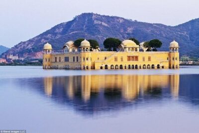 Private Full-Day Sightseeing Tour of Jaipur’s Heritage by Car - Hawa Mahal: the Palace of Winds in the right light