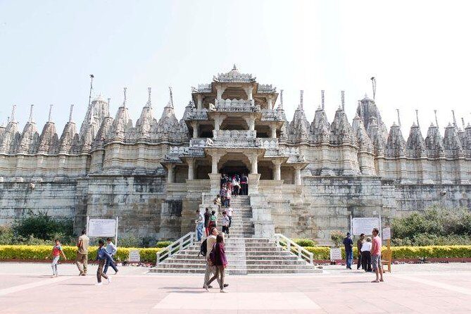 Private Full-Day Tour to Ranakpur and Kumbalgarh from Udaipur - Ranakpur Jain Temple: 1,444 pillars and why the timing works