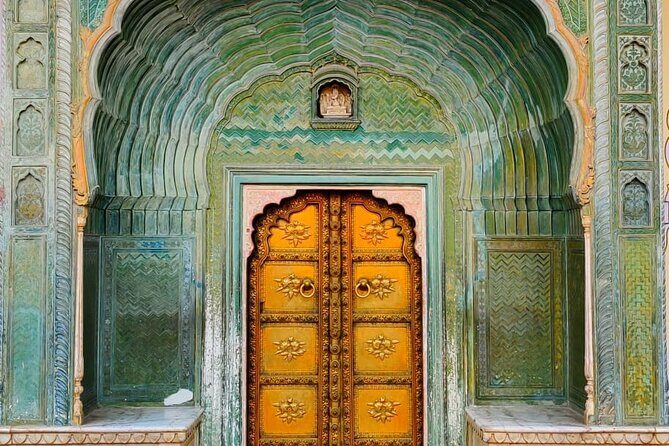 Private Jaipur Tour for Solo Female Traveler with Female Guide - Hawa Mahal and City Palace: 957 windows and the seat of power