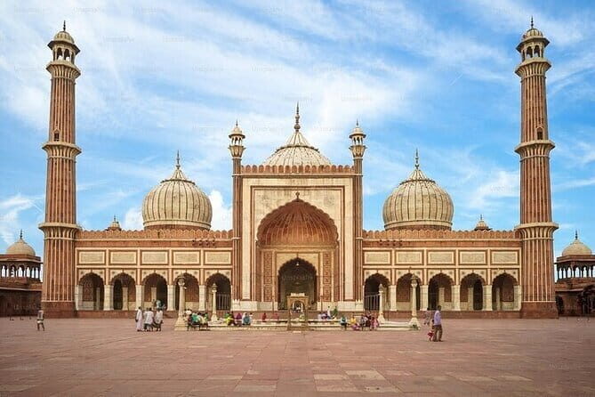 Private New Delhi & Old Delhi Half-day Tours - Gurudwara Bangla Sahib: a calm hour with langar