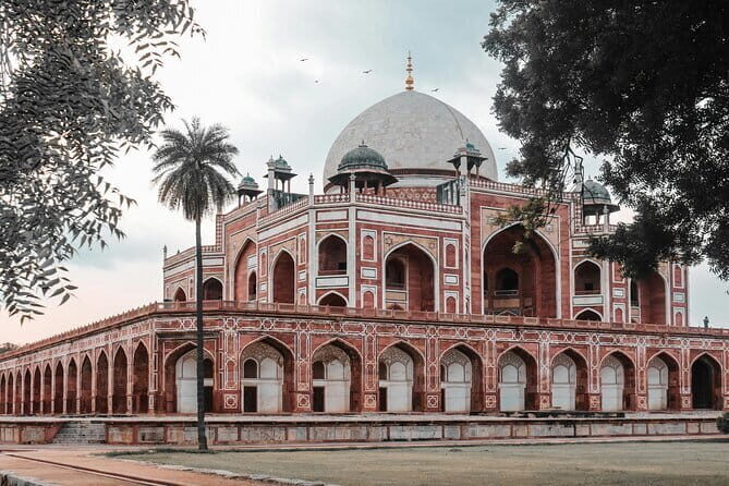 Private Old and New Delhi Full-Day Guided Tour - India Gate: quick stop, strong symbolism
