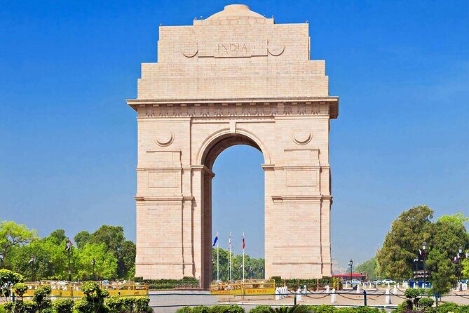 Private Old and New Delhi Full-Day Tour with Akshardham Temple - Jama Masjid: the Mughal-size courtyard you can feel