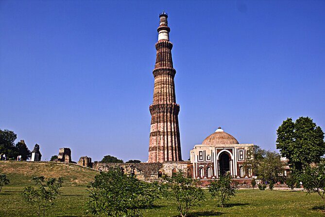 Private Old and New Delhi Full-Day Tour with Akshardham Temple - Pickup and getting around: AC comfort plus a cycle rickshaw