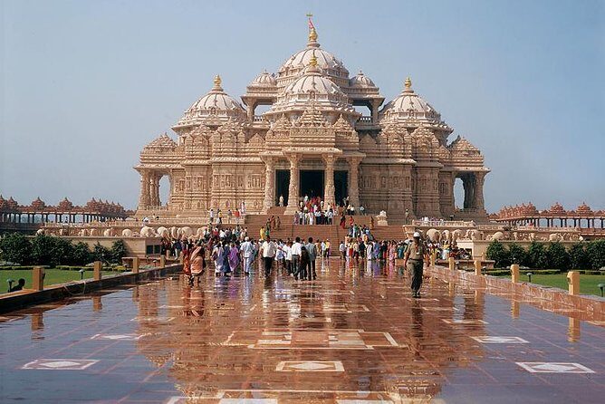 Private Spiritual Tour: Akshardham Temple, Lotus Temple & ISKCON in South Delhi - Swaminarayan Akshardham: Scale, Exhibits, and Camera Rules