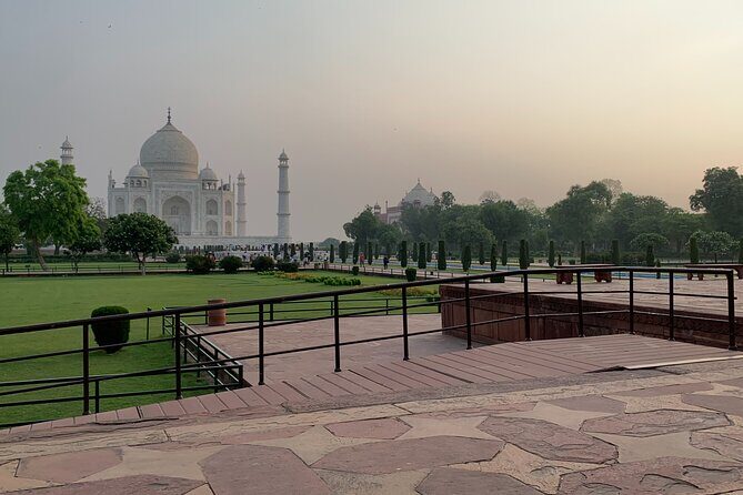 Private Sunrise Taj Mahal and Agra Fort Tour From Delhi To Agra- by AC Car - Stop 4: Live craft demonstration and the shopping buffer