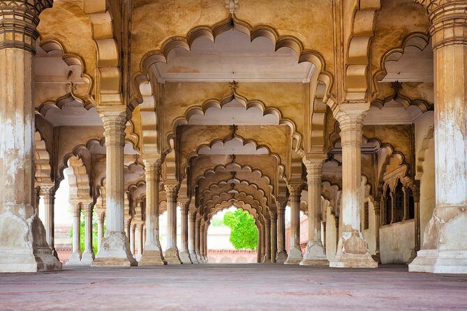 Private Taj Mahal and Fatehpur Sikri Tour From Delhi with Lunch - Lunch at DoubleTree by Hilton Agra: comfort and control