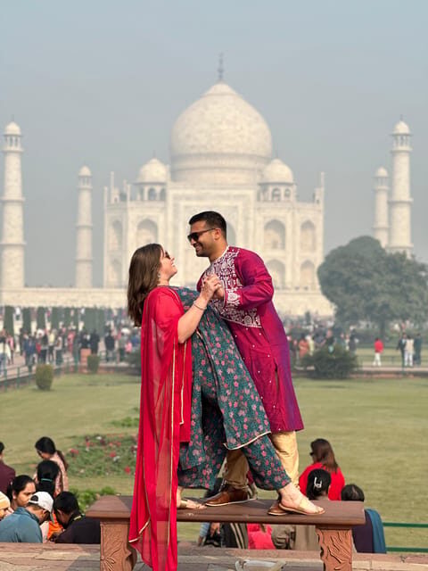Rent a sari or kurta pajama for Taj Mahal visit & picture - The photo stop: turning outfits into real souvenirs