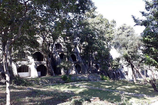 Rishikesh: Beatles Ashram Art & Meditation Walking Tour - Guides, pacing, and how to get more meaning from each stop