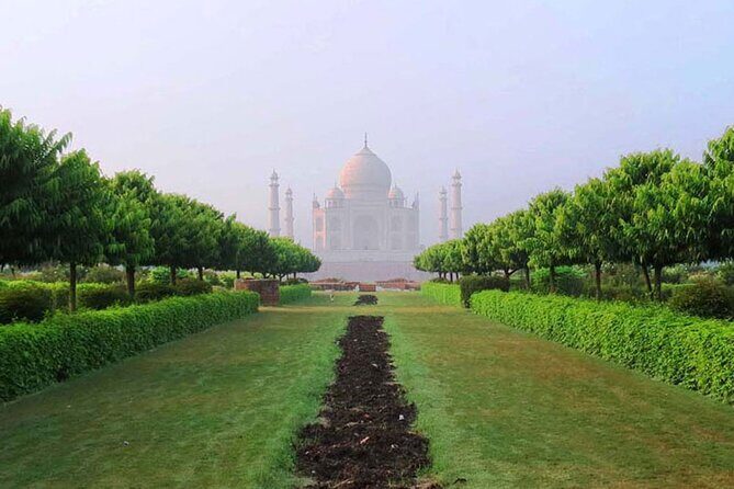 Same Day Taj Mahal Tour By Train - Meeting your guide in Agra: the placard moment