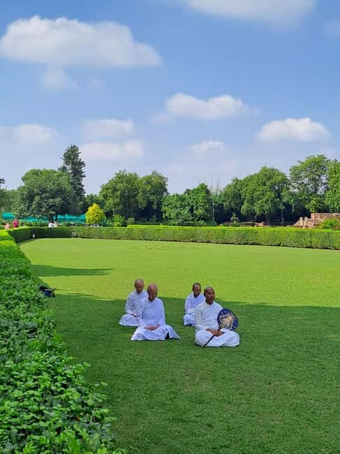 Sarnath: foot steps of Buddha - Meditation at Moolgandh Kuti Vihar: set your mind before you start looking