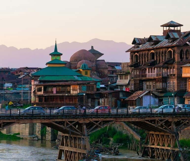 Srinagar Old City Heritage Walking Tour with Kahwa Tea - Why this Srinagar walk feels different from a standard sightseeing list