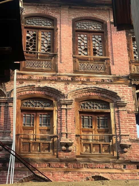 Srinagar Old City Heritage Walking Tour with Kahwa Tea - The middle lanes: shrines, forgotten temples, and stories that connect eras