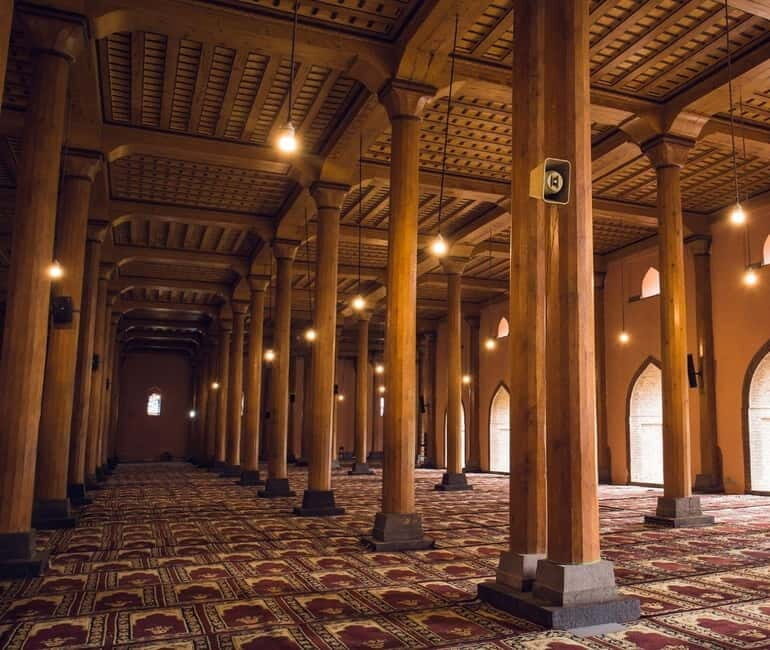 Srinagar Old City Heritage Walking Tour with Kahwa Tea - Meeting at Pather Masjid: the route begins with a feeling for place