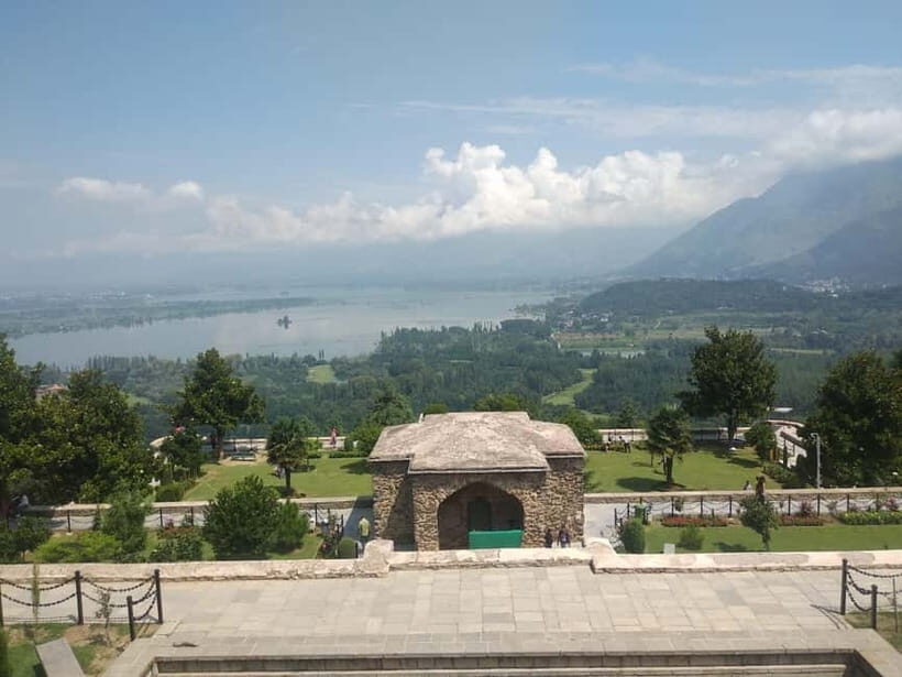 Srinagar: Private Old City and Mughal Gardens Guided Tour - Shah Hamdan Mosque on the Jhelum: Religion Meets River Air