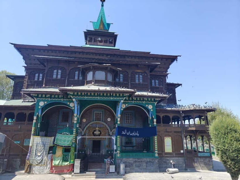Srinagar: Private Old City and Mughal Gardens Guided Tour - Nishat Garden: Garden of Pleasure and a Clean Midday Reset